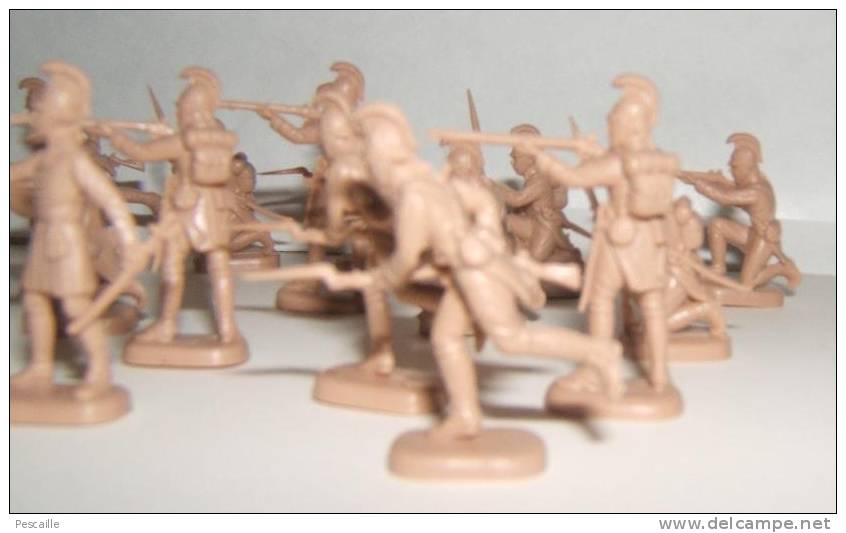 LOT DE 25 PETITES FIGURINES MILITAIRES 28mm - Fantassins De Ligne Autrichiens Révolution Et Empire - Militaires