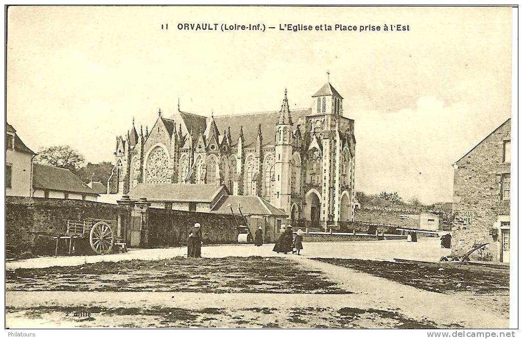 ORVAULT  -  L'Eglise Et La Place Prise à L'Est - Orvault