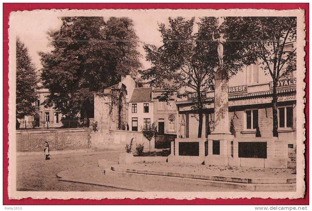 Jodoigne - Place De La Victoire - Café-Pierson. Monument. - Jodoigne