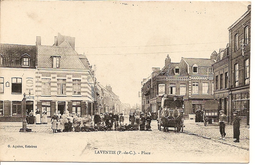 -62- Laventie - La Place - Joli Attelage  - Et Animation TOP  + Cachet Militaria - Carte Très Peu Fréquente - - Laventie