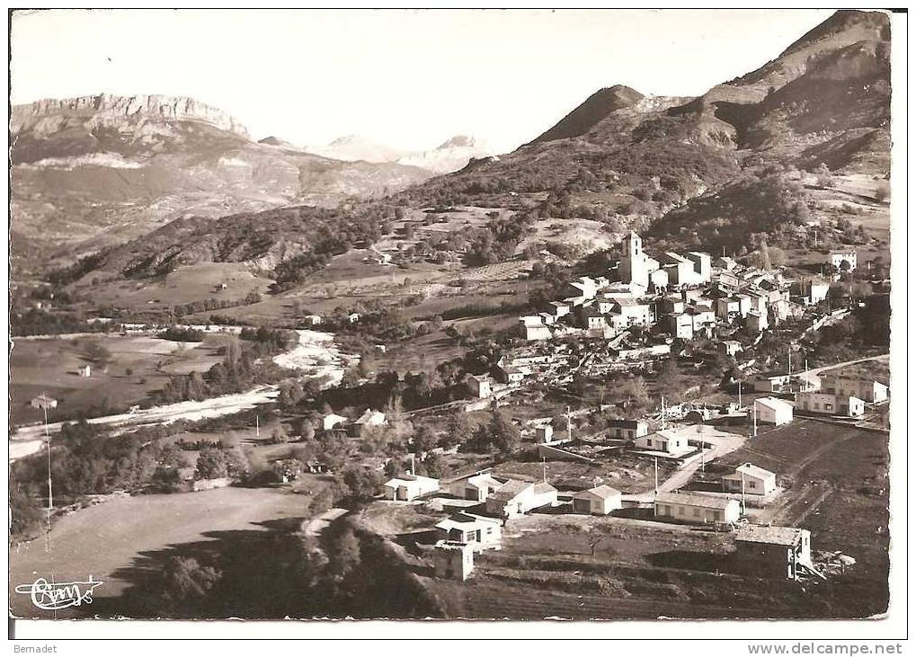 THOARD .. VUE GENERALE AERIENNE ET LES GITES MONTAGNE DE GUEREN - Autres & Non Classés