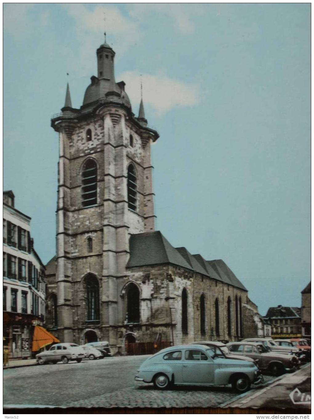 59 - AVESNES-sur-HELPE - La Collégiale Saint-Nicolas (voitures Anciennes). CPSM - Avesnes Sur Helpe