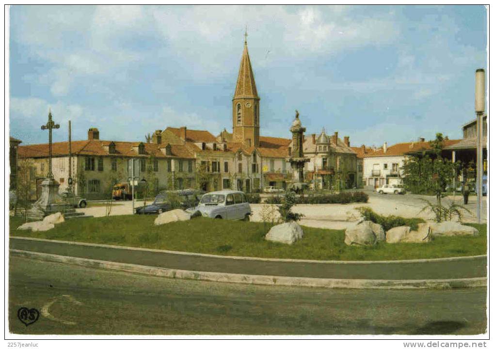 Cpsm Rabastens De Bigorre La Place Centrale Et La Fontaine Du Jet D'eau Vers  1965/à1970 - Rabastens De Bigorre