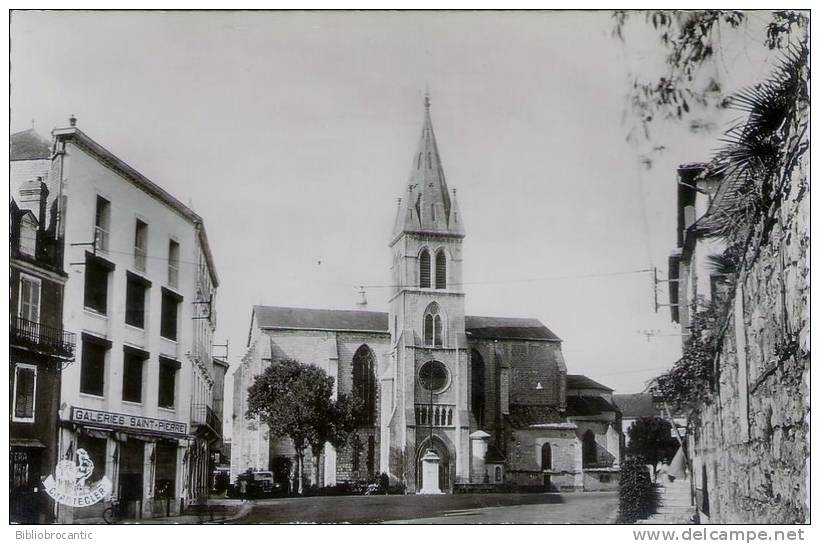 D64 - ORTHEZ - LA PLACE ET L´EGLISE SAINT PIERRE + GALERIES ST PIERRE - Orthez