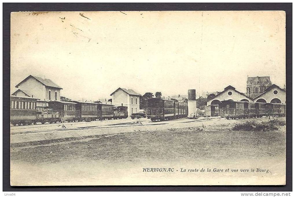 CPA  ANCIENNE- FRANCE- HERBIGNAC (44)- INTERIEUR DE LA GARE- LES TRAINS EN GROS PLAN- CHATEAU D'EAU- - Herbignac