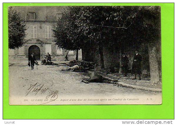 02 SOISSONS : Guerre De 1914 -Aspect D´une Rue De Soissons Après Un Combat De Cavalerie - Guerra 1914-18