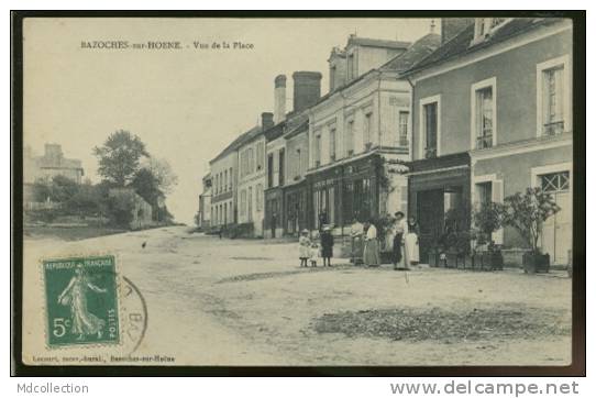 61 BAZOCHES SUR HOENE / Vue De La Place / - Bazoches Sur Hoene