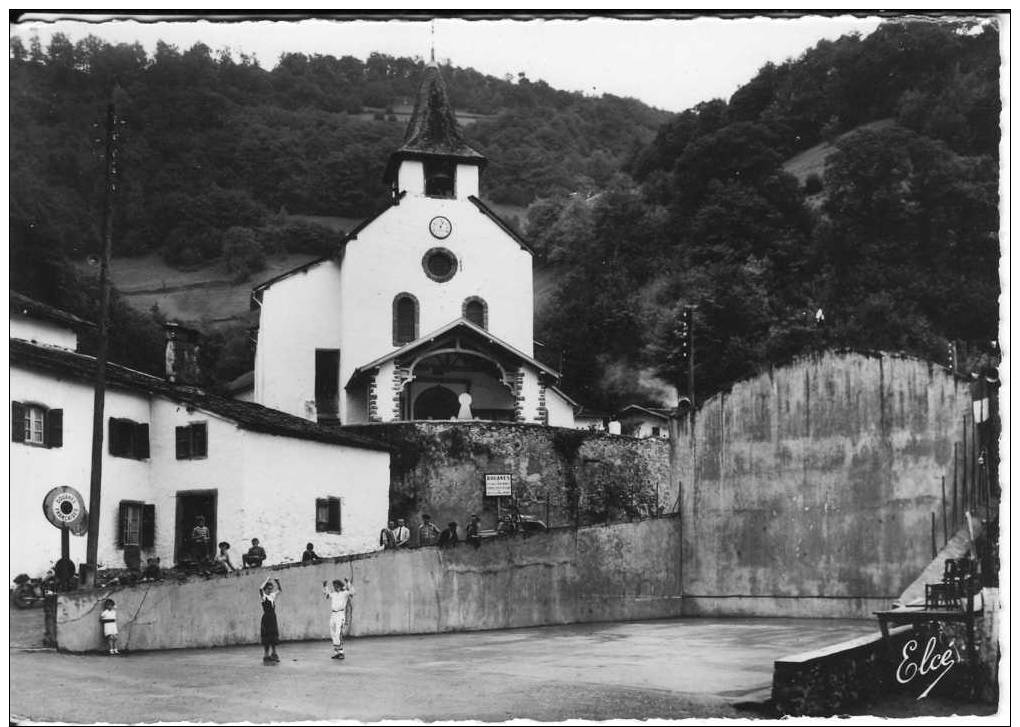 CPSM Dentelée NB De ARNEGUY (64)  -  L´ Eglise Et Le Fronton - Terrain De Pelote Basque Et Bureau Des Douanes - Arnéguy