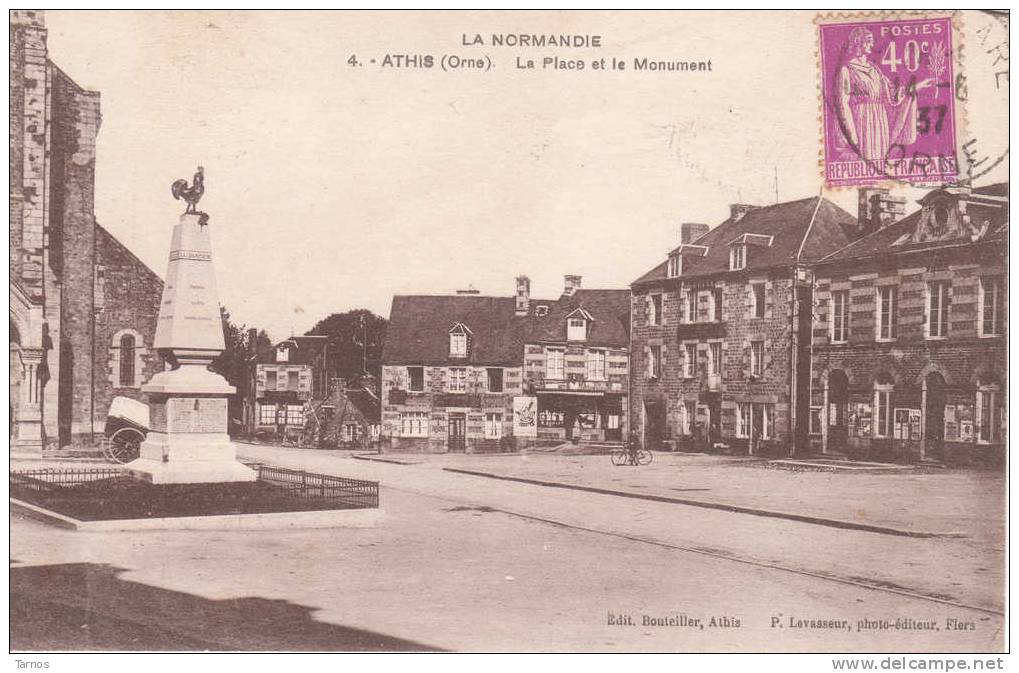 ATHIS LA PLACE ET LE MONUMENT - Athis De L'Orne