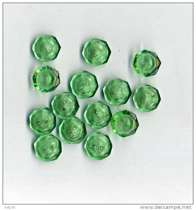 - LOT DE 14 BOUTONS EN PLASTIQUE VERT TRANSPARENT - Boutons