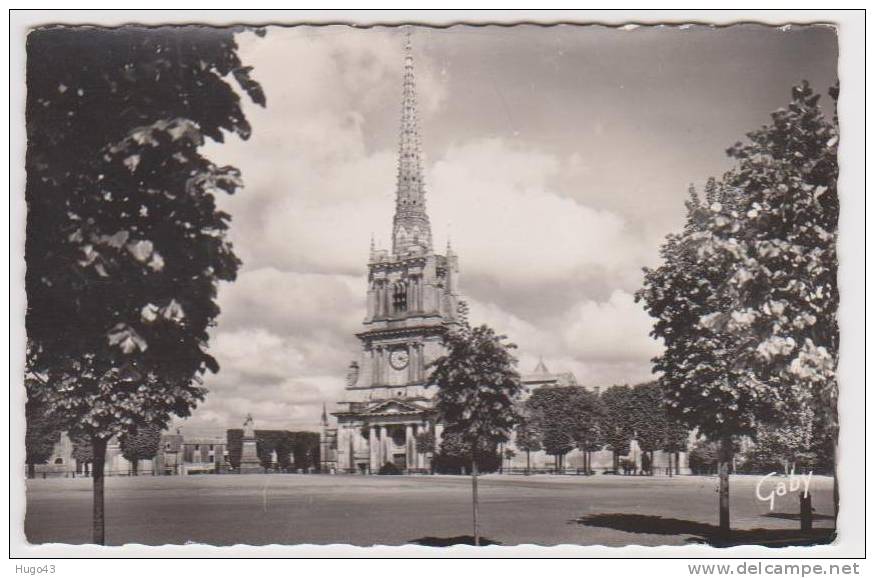 LUCON - LA CATHEDRALE ET LA PLACE MARECHAL LECLERC - Lucon