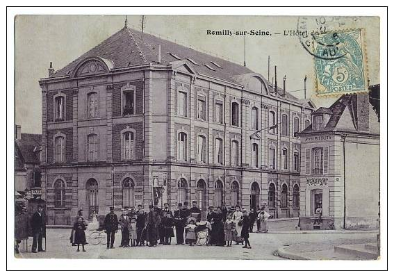 Romilly Sur Seine. L´Hotel De Ville. Très Animée. Carte Glacée - Romilly-sur-Seine