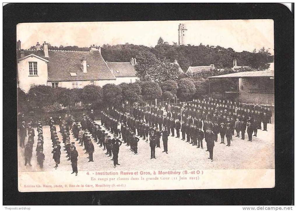 CPA INSTITUTION RESVE ET GROS A MONTIHERY EN RANGS OAR CLASSES DANS LA GRANDE COUR MILITARY WAR GUERRE - Régiments