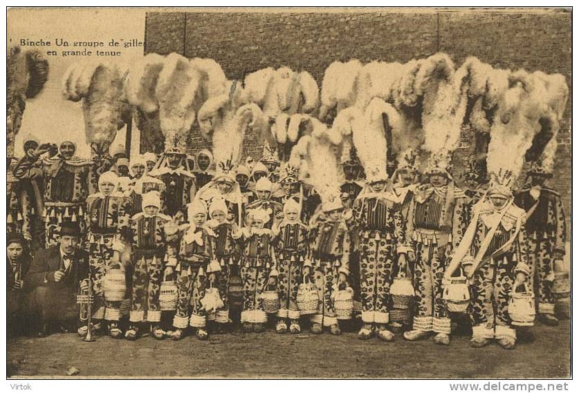 BINCHE :   Carnaval :    Un Groupe De Gille En Grande Tenue - Binche