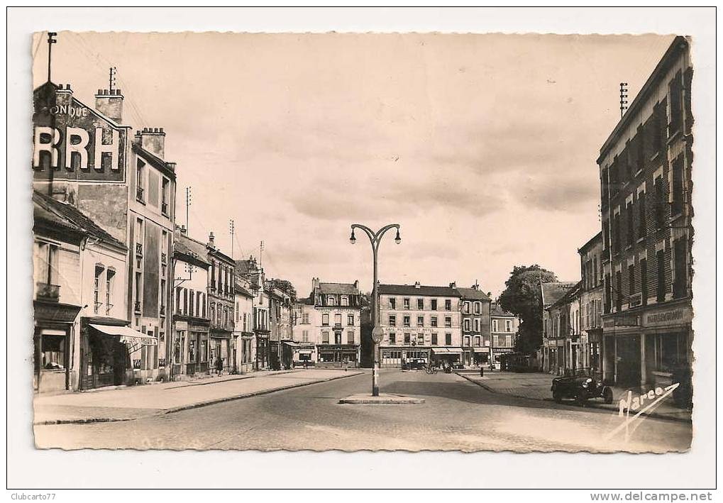 Gagny (93) : La Place Du Baron Roger  Environ 1950 (animée, Commerces). - Gagny