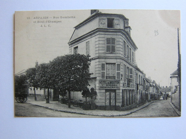 CPA 91 - ARPAJON - Rue Gambetta Et Boulevard D'Etampes - Hotel Du MOUTON - Veuve Michel - Arpajon