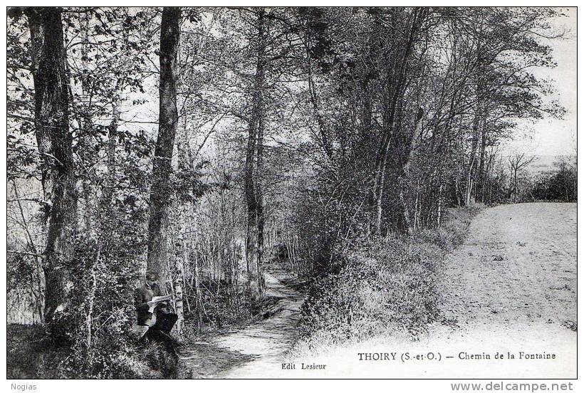 THOIRY - LE CHEMIN DE LA FONTAINE - BELLE CARTE OU UN PROMENEUR ASSIS A GAUCHE LIT LES DERNIERES NOUVELLES - TOP !!! - Thoiry