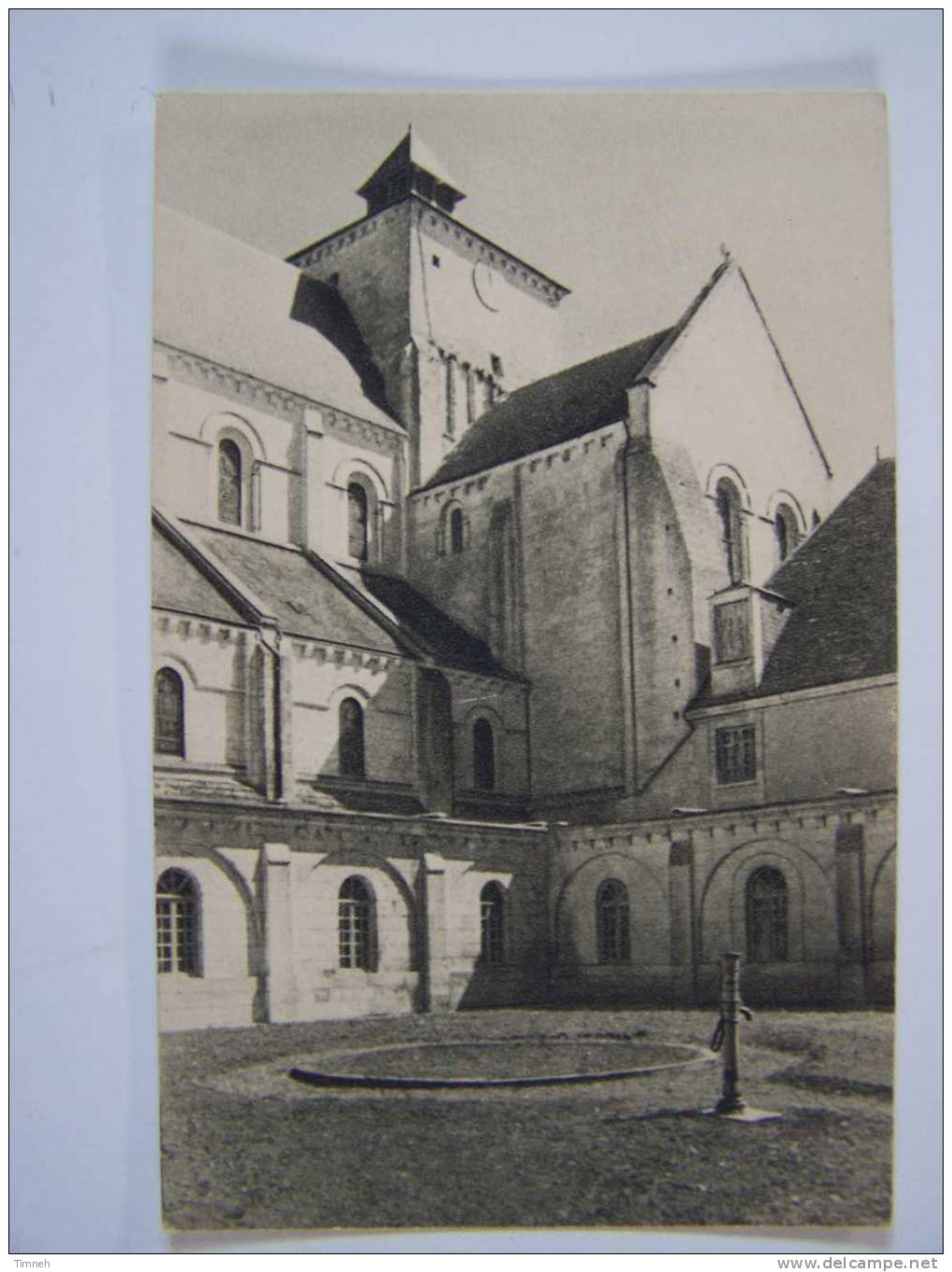 ABBAYE De FONTGOMBAULT-12.La Cour Du Cloître Et L'église - Eglises Et Cathédrales