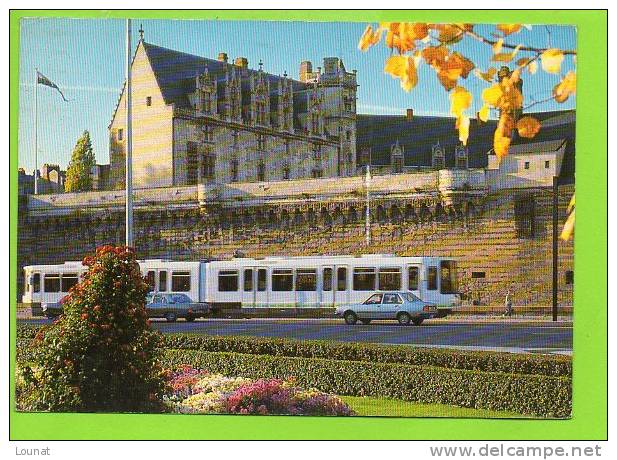 44 NANTES : Le Tramway Devant Le Château Des Ducs De Bretagne N°41 - Tramways