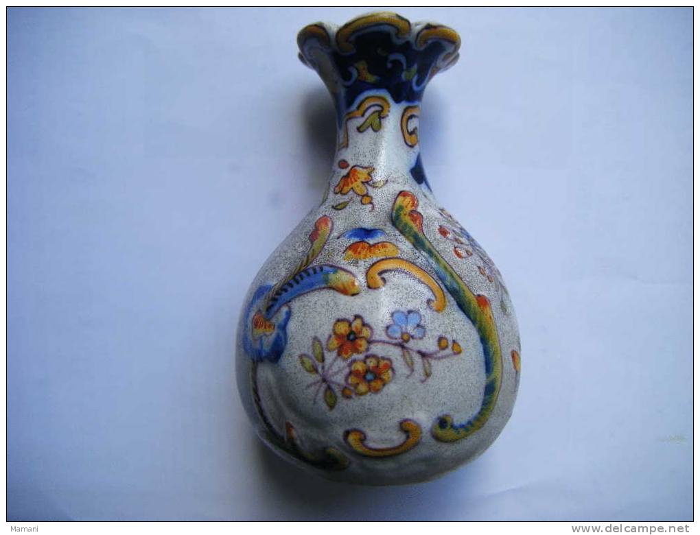 Lot De 2 Petits Vases  Faience ----(desvres Sous Reserve-hauteur 12 Cm Environ- .-signature Par Une Croix La Baule 1874 - Desvres (FRA)