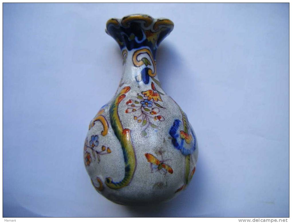 Lot De 2 Petits Vases  Faience ----(desvres Sous Reserve-hauteur 12 Cm Environ- .-signature Par Une Croix La Baule 1874 - Desvres (FRA)