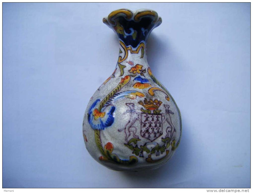 Lot De 2 Petits Vases  Faience ----(desvres Sous Reserve-hauteur 12 Cm Environ- .-signature Par Une Croix La Baule 1874 - Desvres (FRA)