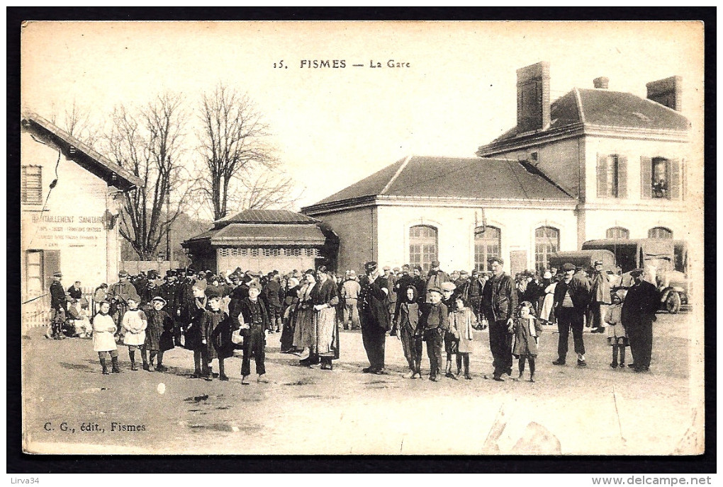 CPA  ANCIENNE- FRANCE- FISME (51)- LA GARE COTÉ EXTRIEUR AVEC ENORME ANIMATION GROS PLAN-  CAMIONS - Fismes