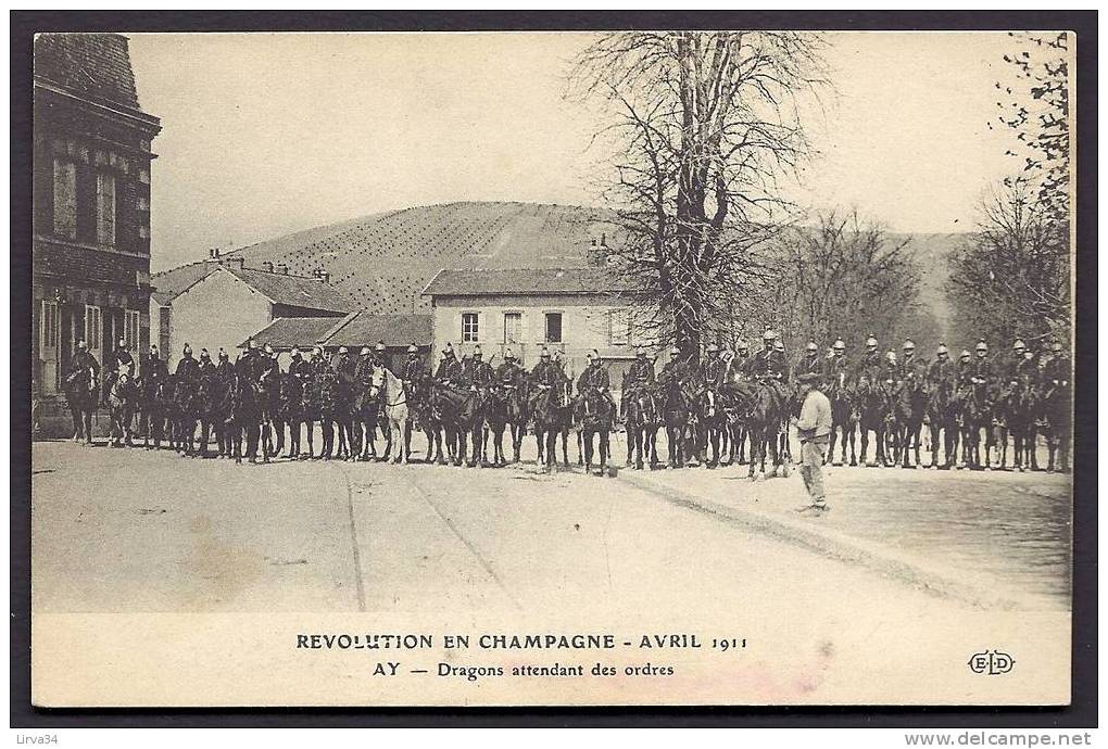 CPA  ANCIENNE- FRANCE- AY (51)- LA RÉVOLUTION EN CHAMPAGNE AVRIL 1911- RÉGIMENT DE DRAGONS ATTENDANT LES ORDRES ! - Ay En Champagne