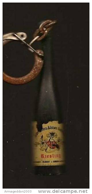 02 : PORTE CLES FIGURINE BOUTEILLE RIESLING - Alkohol