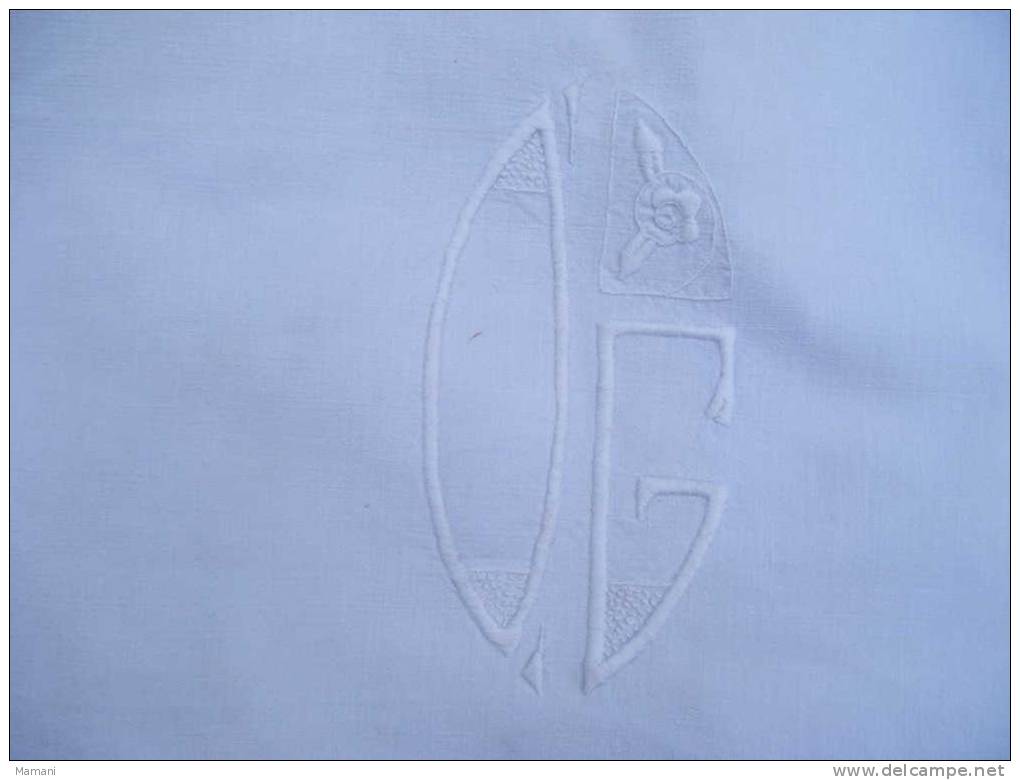 Drap Ancien Brode -monogramme  O G +jour 200 X296 -2 Trous Au Centre -use - Bed Sheets