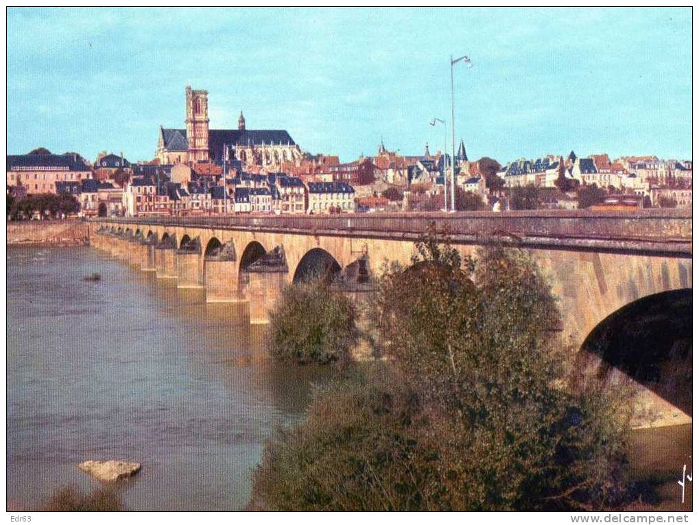 58] Nièvre >  Nevers La Cathedrale Et Le Pont Sur La Loire - Nevers