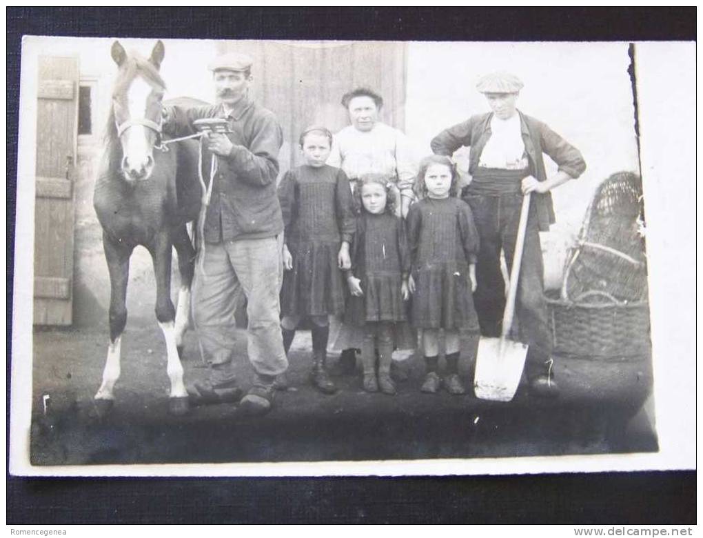 PAYSANS Devant Leur FERME - Le Patron Et Sa Famille - Cheval - Outils - Carte-photo - Non Voyagée - Cliché TOP ! - Fermes