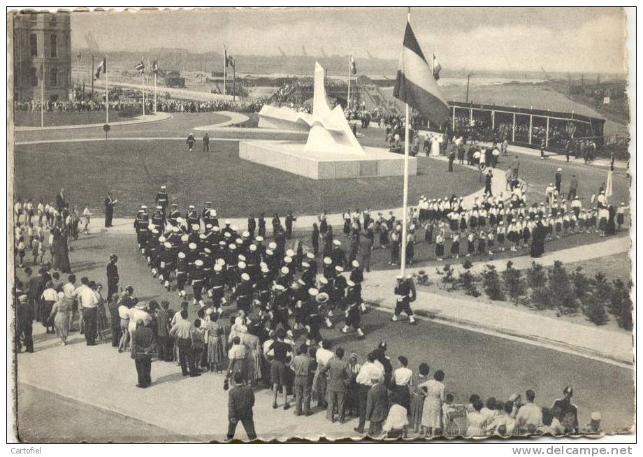 ZEEBRUGGE-BOUWHERDENKING VAN DE HAVENDAM-MILITAIRE PARADE - Zeebrugge