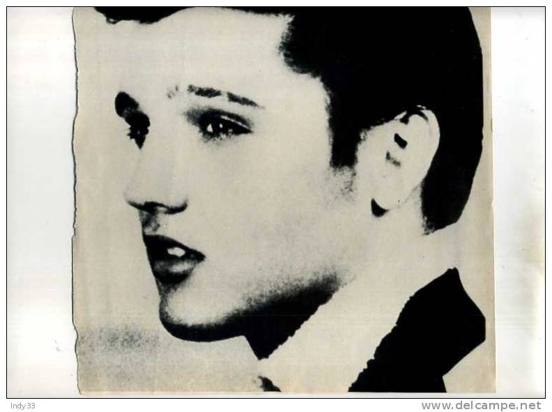 - PAGE DE MAGAZINE ARRACHEE  . PORTRAIT D´ELVIS PRESLEY RECTO/VERSO - Posters