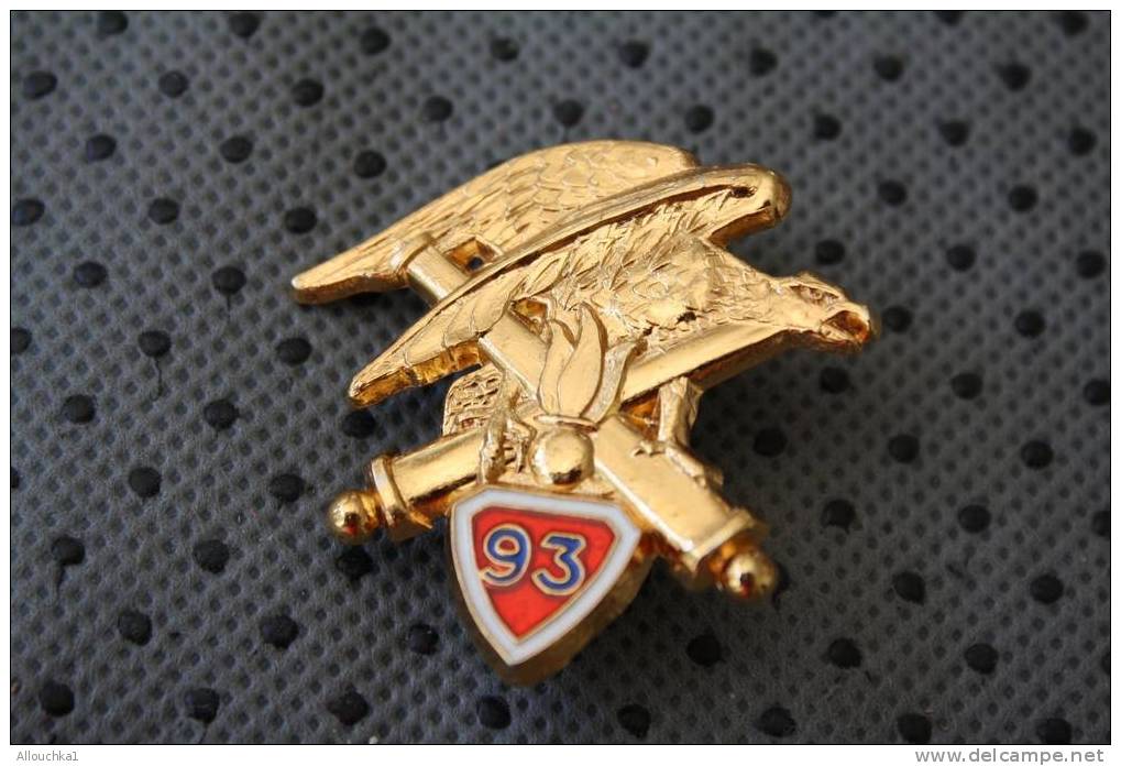 MILITARIA INSIGNE EN METAL 93éme : MARINE OU ARMEE NATIONALE FRANCAISE CORPS A IDENTIFIER MERCI ! LOGO AIGLE S/ EPEES-- - Navy