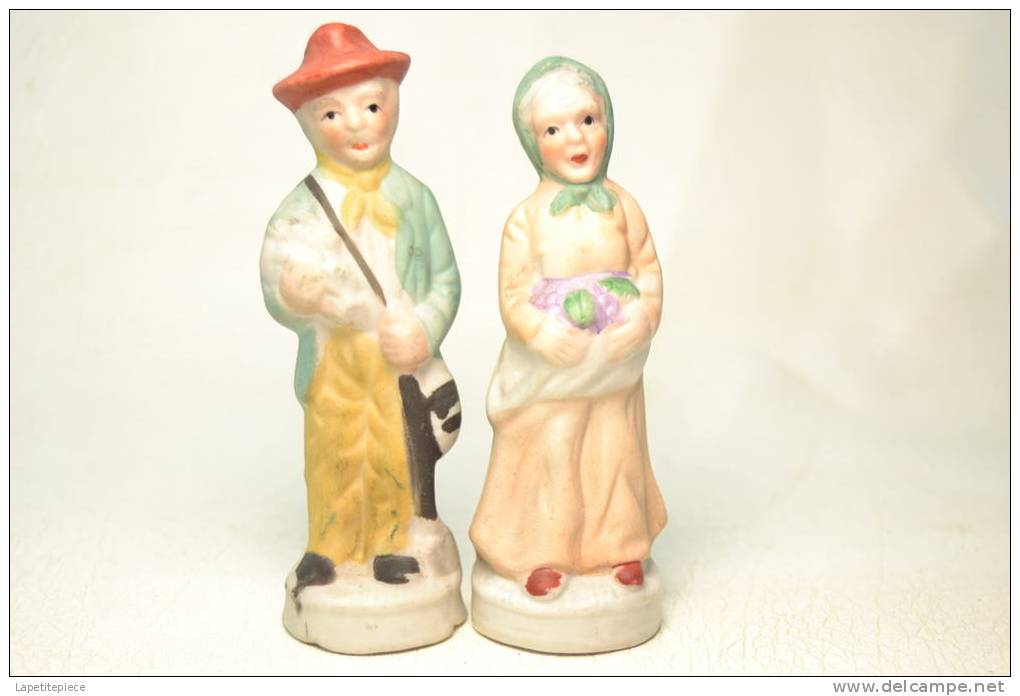 Lot De Deux Figurines En Porcelaine Biscuit. Vieux, Paysans, Récolte Raisin / Vigneron ? - Popular Art