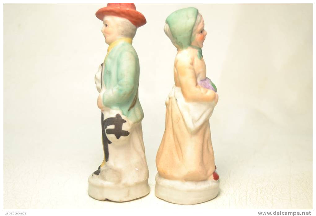 Lot De Deux Figurines En Porcelaine Biscuit. Vieux, Paysans, Récolte Raisin / Vigneron ? - Popular Art