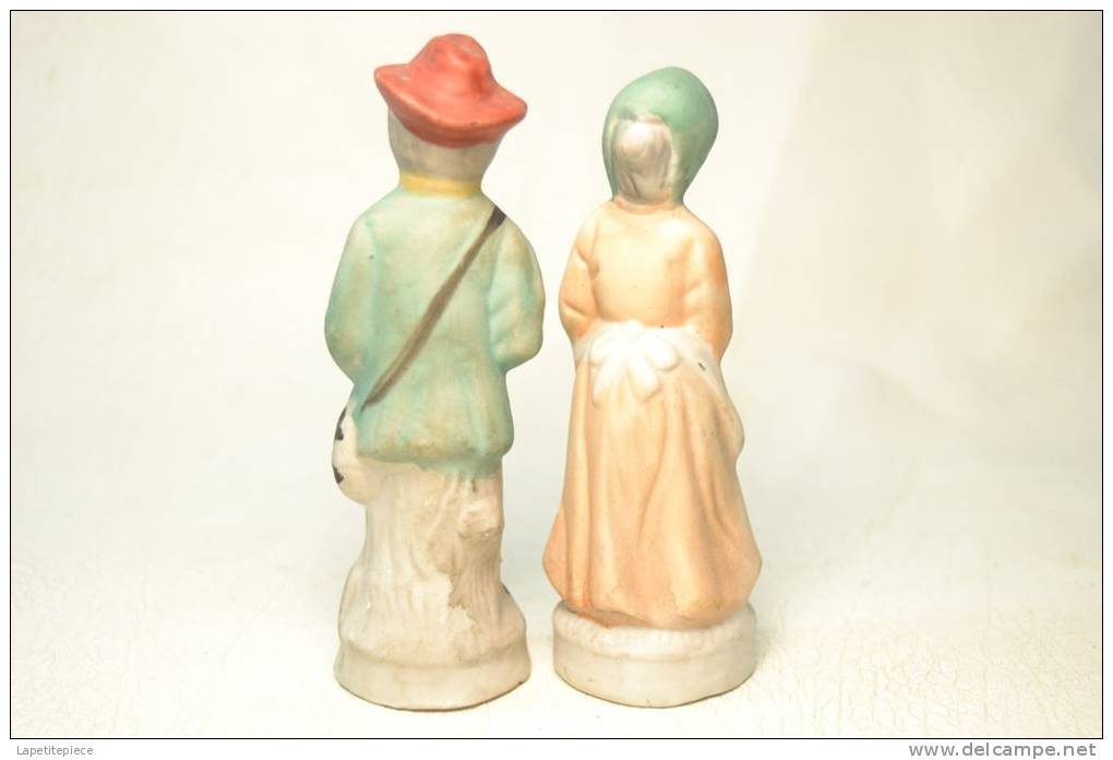 Lot De Deux Figurines En Porcelaine Biscuit. Vieux, Paysans, Récolte Raisin / Vigneron ? - Art Populaire