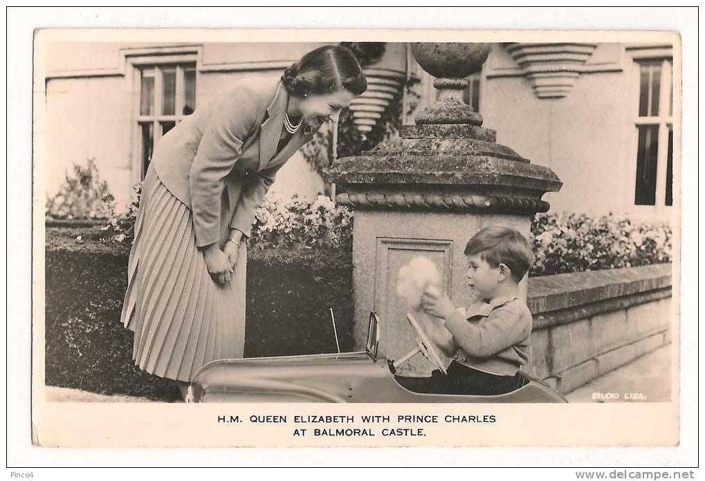 H.M. QUEEN ELIZBETH WITH PRINCE CHARLES AT BALMORAL CASTLE ORIGINAL POST CARD - Aberdeenshire