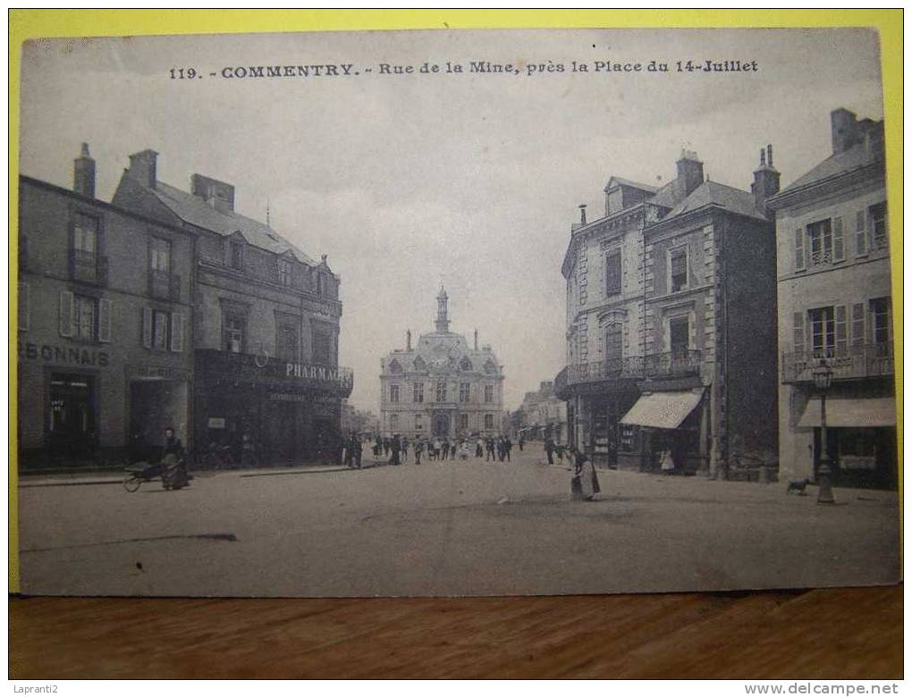 COMMENTRY (ALLIER) LES MAGASINS. LES COMMERCES. LES PHARMACIES. RUE DE PARIS, PRES LA PLACE DU 14 JUILLET - Commentry