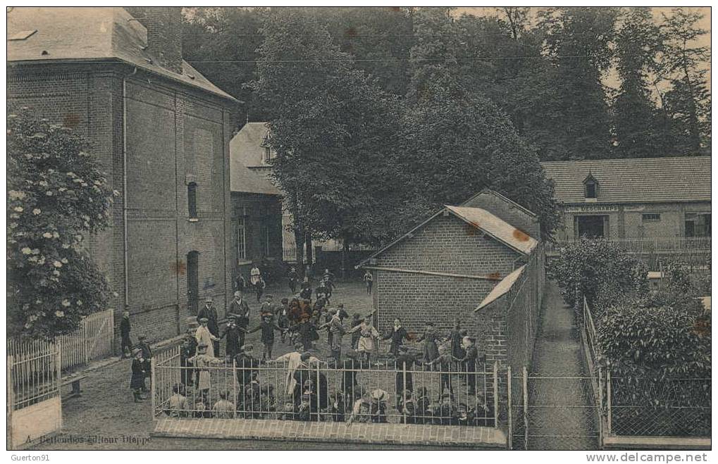 CPA  (76)  AUFFAY    L'école Des Garçons    ( Léger Choc Coin Bas Gauche Et Taches ) - Auffay