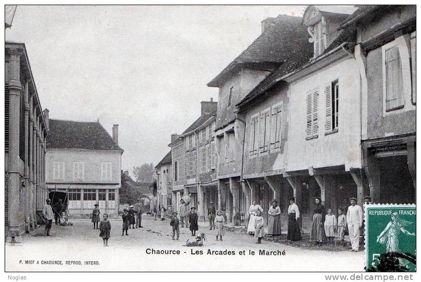 CHAOURCE - LES ARCADES ET LE MARCHE - SUPERBE CARTE TRES ANIMEE - TOP !!! - Chaource