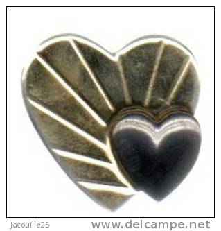 PINS PIN´S BROCHE COEUR LORIS AZZARO PARIS EN RELIEF - Parfum