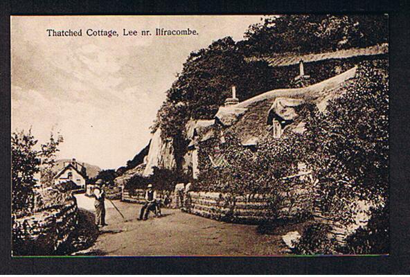 RB 603 - Early Postcard Men Outside Thatched Cottage Lee Near Ilfracombe Devon - Ilfracombe