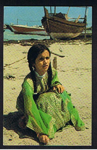 RB 603 - Unused Postcard Village Girl & Boats Bahrain - Good Ethnic Image - Bahreïn