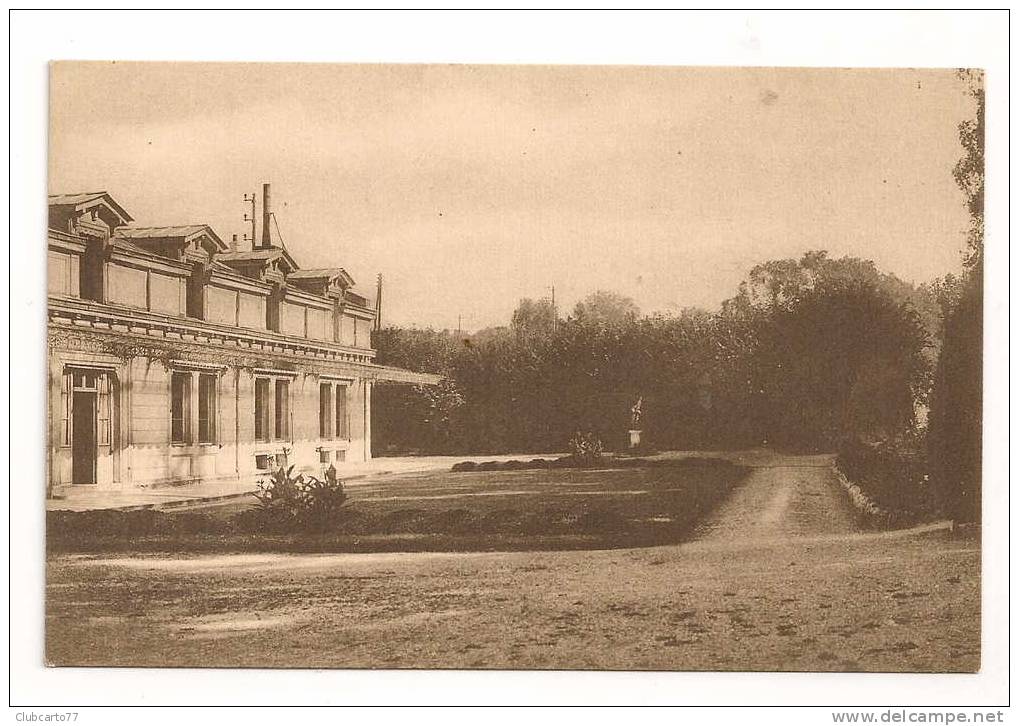 Evry (91) : Pelouse Jeann D'Arc Devant Les Bâtiments De Sion à Grandbourg Environ 1930. - Evry