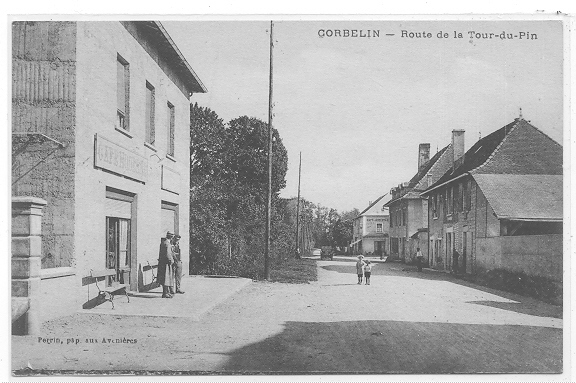 38 // CORBELIN - Route De La Tour Du Pin, Perrin édit / CAFE MODERNE à Gauche - Corbelin