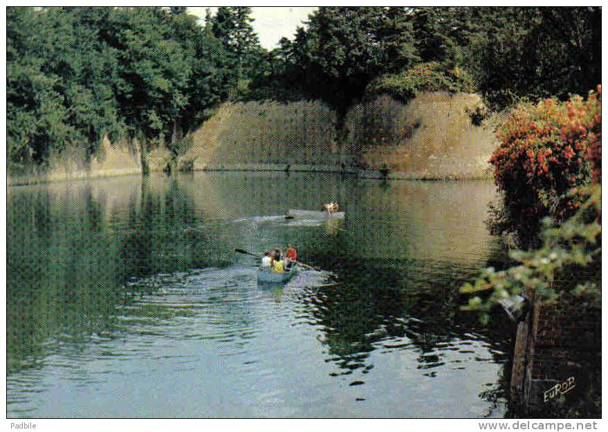 Carte Postale 59. Le Quesnoy  Canotage Entre Les Remparts Trés Beau Plan - Le Quesnoy