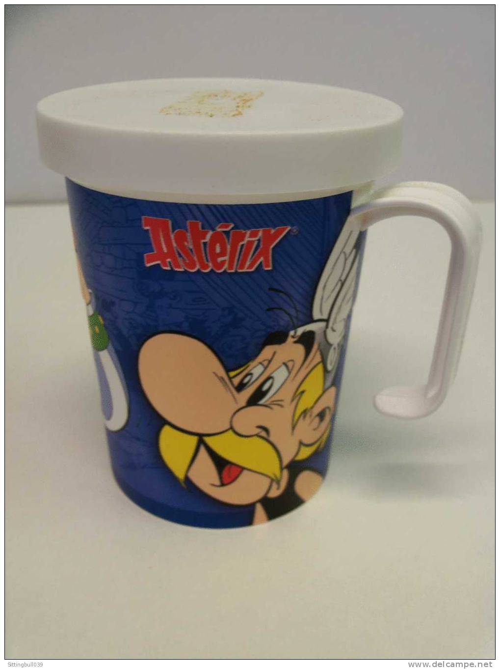 ASTERIX. PUB KIRI. Tasse En Plastique. N° 2. Avec Astérix, Obélix, Assurancetourix...2005 Les Ed. Albert René / G-U - Advertentie