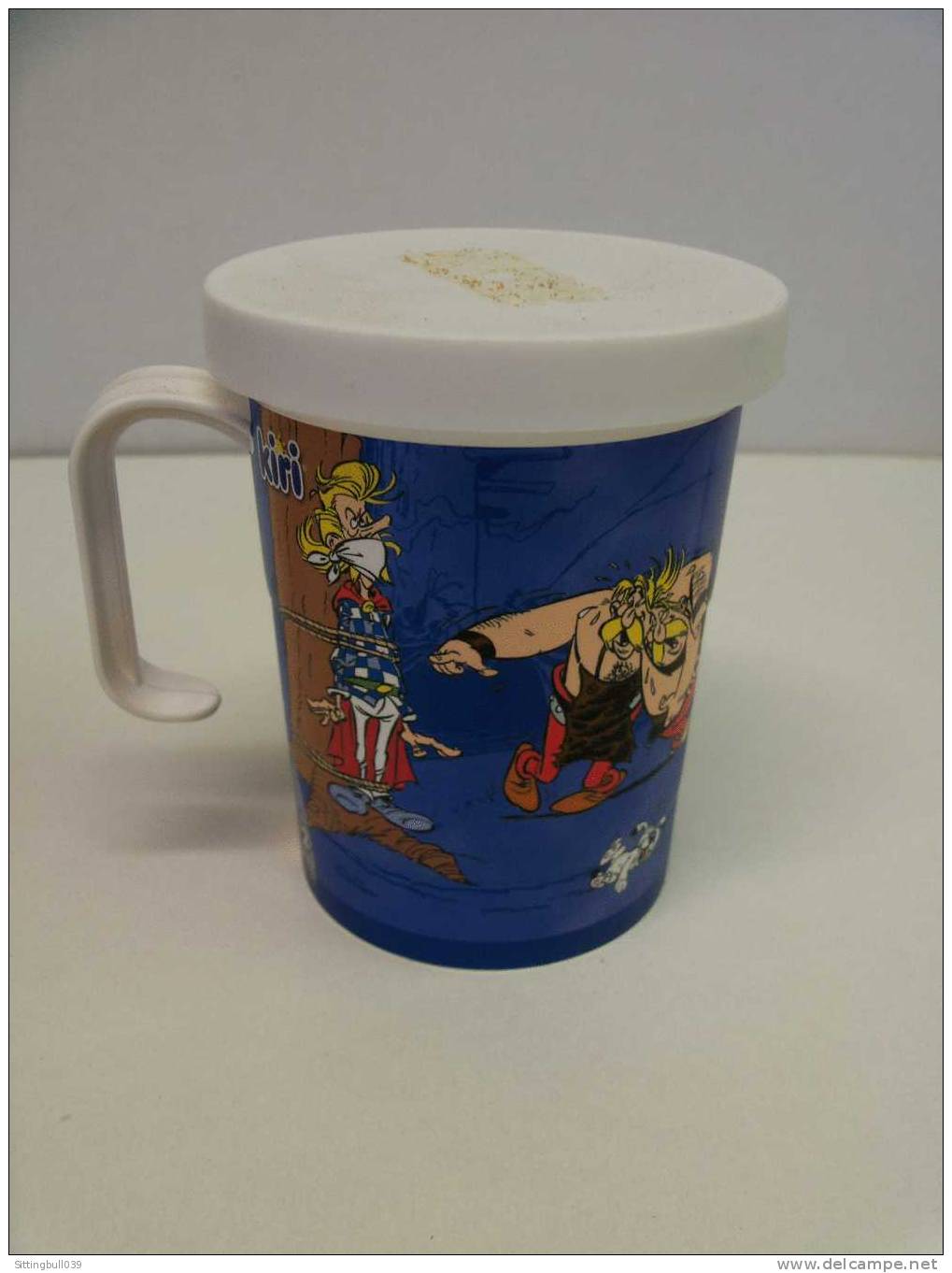 ASTERIX. PUB KIRI. Tasse En Plastique. N° 2. Avec Astérix, Obélix, Assurancetourix...2005 Les Ed. Albert René / G-U - Advertisement